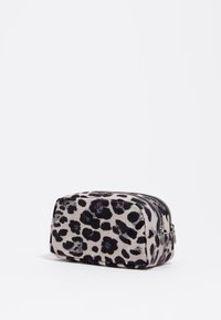 Väike ristkülikukujuline kott musta ja halli leopardimustriga ning kaks hõbedast tõmbluku tõmbluku tõmblukku valgel taustal.