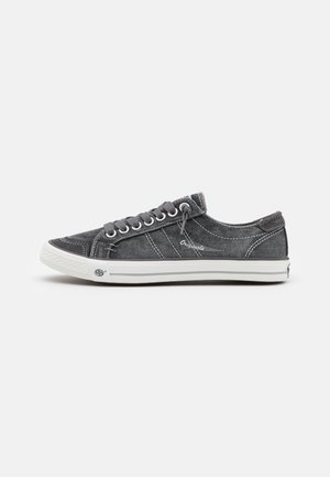Grijze canvas sneakers met witte rubberen zool, voorzien van grijze veters, stiksels en een logo aan de zijkant. Laag ontwerp.
