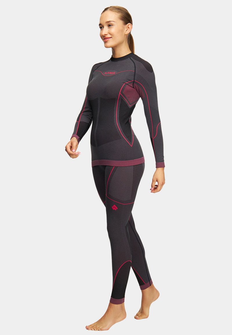 Dwuczęściowy piankowy kombinezon w kolorze czarnym i ciemnoszarym z różowymi akcentami. Posiada długie rękawy, dopasowany krój oraz teksturowane panele. Gładki materiał.