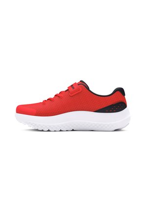 Rote Mesh-Sportschuhe mit weißer gepolsterter Sohle, runder Form, Schnürdesign und kontrastierenden schwarzen Akzenten an Ferse und Zunge.