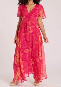 Maxi-jurk in roze en oranje tinten, met korte mouwen, een V-hals, knoopjes en een vloeiende silhouet met gestructureerde patronen.