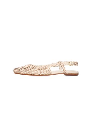 Beige vævet flad sandal med spids tå, åbne sider, slingback rem og lille guldlås på hvid baggrund.