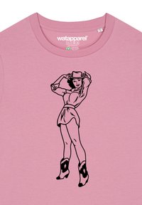 T-shirt en coton rose avec un graphisme noir représentant une silhouette portant un chapeau, une ceinture et une robe courte, accompagnée de bottes de cowboy.