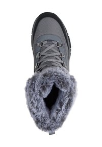 Grijze waterdichte boot met een gestructureerde bovenkant, zilveren hardware en nepbontvoering rond de opening. Vetersluiting voor een veilige pasvorm.