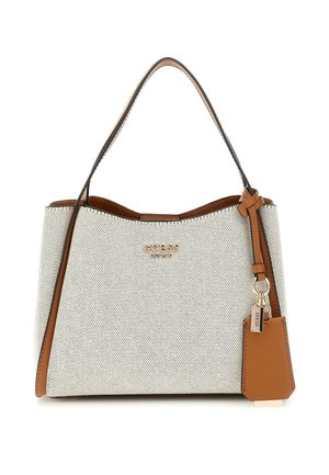 Sac à main blanc texturé avec des anses et des finitions marron, comportant une petite étiquette marron avec des accents métalliques et le nom de la marque Guess à l'avant.