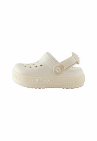 Sabot en caoutchouc beige clair avec des trous de ventilation, une sangle au dos et un texte en relief sur le côté indiquant "BAKER par Ted Baker."