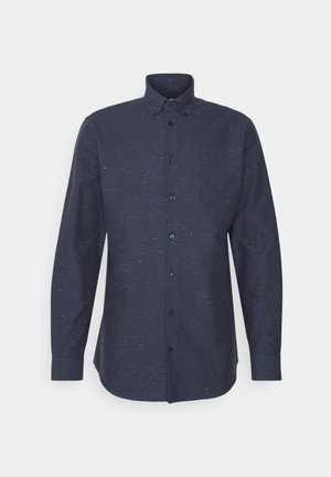 Chemise boutonnée bleu foncé à manches longues avec un col pointu et un motif blanc tacheté subtil sur un fond uni.