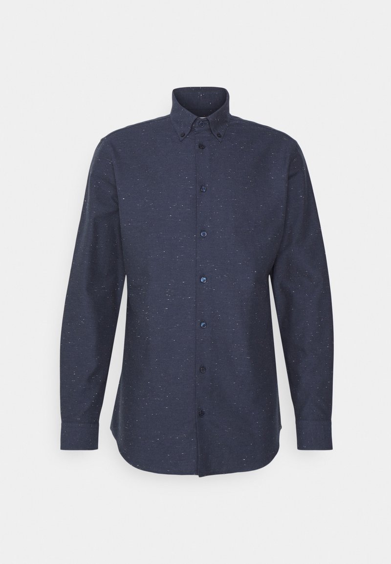 Chemise boutonnée bleu foncé à manches longues avec un col pointu et un motif blanc tacheté subtil sur un fond uni.