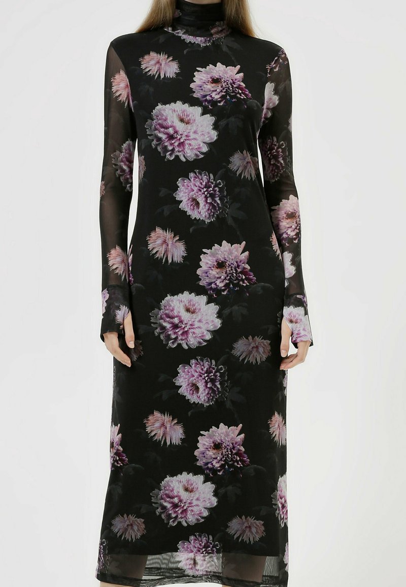 Robe midi noire transparente à manches longues avec un grand imprimé floral de chrysanthèmes roses et violets, col montant et trous pour les pouces dans les manches.