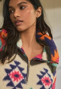 Next BORG HALF REGULAR FIT - Flísová bunda - bright ikat