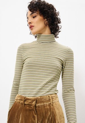 Gestreepte lange mouwen turtleneck in gedempt groen en roomkleur met donkergroene lijnen; zachte stof; aansluitend ontwerp. Gecombineerd met bruine fluwelen broek.