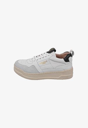 Witte en grijze lage sneaker met beige zool, zwart hielstuk, witte veters en goudkleurige "CRICKIT" branding aan de zijkant.