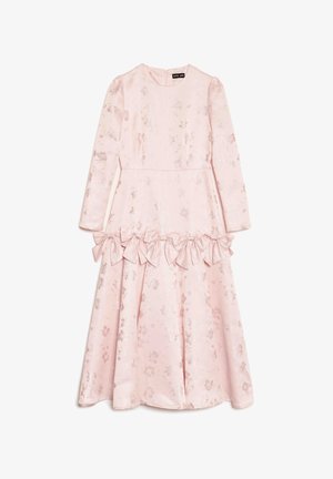 Garām piedurknēm gaiši rozā kleita ar ziedu spīduma rakstu, piegulošu vidukli un rindā lieliem lokiem virs plašā svārka.