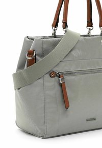 Grijze nylon handtas met bruine leren accenten, dubbele handvaten en een afneembare schouderriem. Heeft een ritsvak aan de voorkant en een gestructureerd oppervlak.