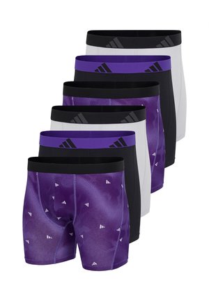 Seks par herre boxershorts i sort, hvid og lilla med Adidas-logoer på linningerne, arrangeret i en forskudt lodret række.
