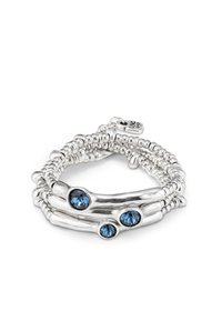 Pulsera de plata de ley con un diseño en espiral, que presenta tres gemas redondas azules. Las cuentas texturizadas crean una apariencia en capas.