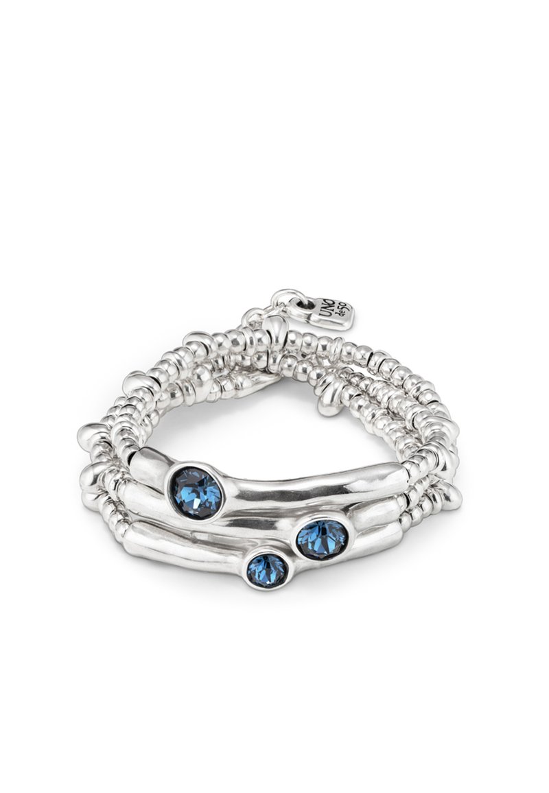 Pulsera de plata de ley con un diseño en espiral, que presenta tres gemas redondas azules. Las cuentas texturizadas crean una apariencia en capas.