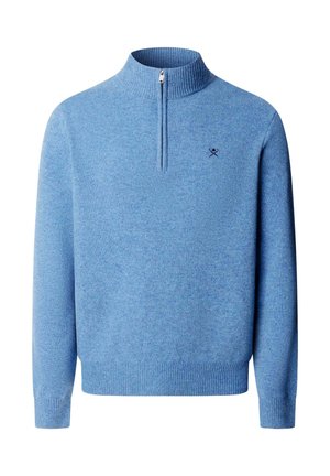 Jersey de punto azul claro con mangas largas, cuello y puños acanalados, y una cremallera corta en la parte delantera con un pequeño logotipo bordado de remos cruzados.