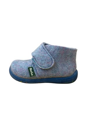 Zapato infantil de fieltro azul con una tira de velcro y suela de goma azul oscura, etiquetado con una pequeña etiqueta verde que dice "Gorila."