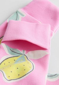Calzini di cotone rosa con stampa di limoni, caratterizzati da una texture morbida e un design con risvolto. I colori principali includono giallo, verde e bianco.