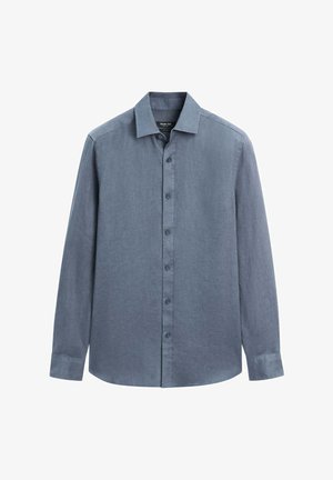 Pánská košile s dlouhým rukávem, zapínaná na knoflíky, v jednobarevné šedé barvě s klasickým límcem a zapínáním na knoflíky na manžetách, na bílém pozadí.