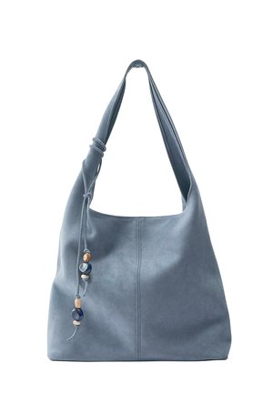 Mehak modri semiš torbica za čez ramo z eno široko naramnico in dekorativnimi modrimi in bež kroglicami, ki visijo na vrvici.