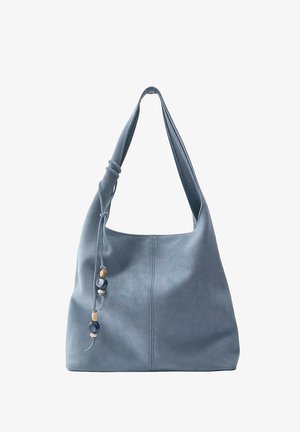Weiche blaue Wildleder-Schultertasche mit einem einzelnen breiten Riemen und dekorativen blauen sowie beigen Perlen, die an einer Schnur hängen.