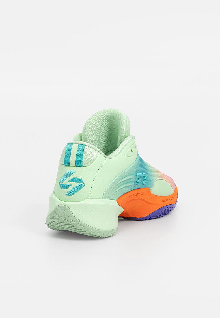 Basket de couleur vert clair avec logo et rayures bleus, accent de semelle intermédiaire orange et semelle extérieure violette, présentée sous un angle arrière.