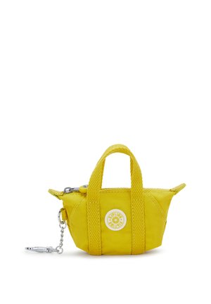 Mała żółta torebka z tkaniny z dwoma uchwytami, zamknięciem na zamek błyskawiczny, okrągłym logo marki oraz metalowym zaczepem na brelok.