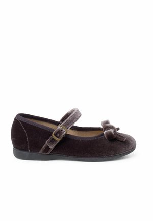 Violette Mary Jane-Schuhe aus Samt mit abgerundeter Zehenpartie, verstellbarem Riemen und kleiner Schleifendekoration an der Vorderseite. Flache Gummisohle.