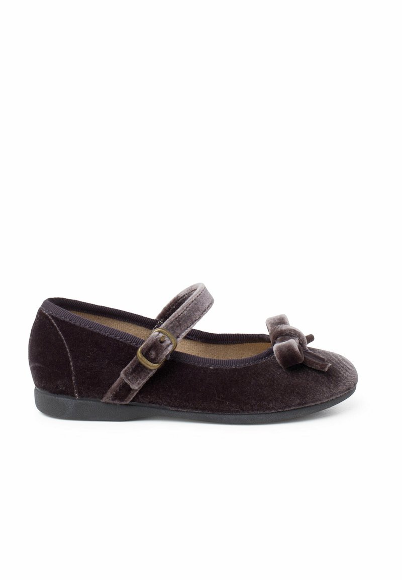 Scarpa Mary Jane in velluto viola scuro, con punta arrotondata, cinturino regolabile e piccolo fiocco sulla parte anteriore. Suola piatta in gomma.