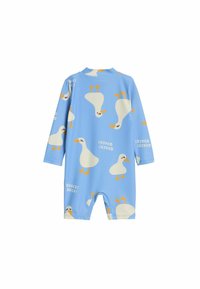 Blauer Kinderstrampler mit langen Ärmeln, der ein Entenmuster aufweist. Hergestellt aus weichem Stoff, hat er gelbe Akzente und verspielten Text.