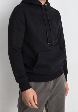 Sudadera negra de mezcla de algodón, con un bolsillo canguro en el frente, capucha ajustable con cordón y puños y dobladillo de canalé.