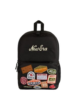 Zaino nero con logo "New Era" e molteplici toppe colorate che mostrano il marchio New Era e riferimenti a Buffalo, NY sulla tasca frontale.