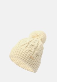 Gorro de punto color crema con doblez acanalado, patrón de trenzas, pompón en la parte superior y pequeña etiqueta de logotipo rectangular en el puño.