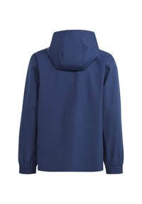 Mörkblå regnjacka med huva, elastiska ärmslut och en slät, strukturerad yta. Har en enkel design utan synliga dekorationer.