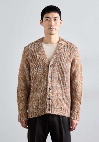 Cardigan tricotat gros, în nuanțe de maro și crem, cu decolteu în V, închidere cu nasturi, manșete și tiv cu aspect texturat, cu un model speckled.