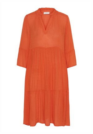 Narancssárga, lebegő ruha könnyű anyagból. V-vágású nyakkivágása van, háromnegyedes ujjú, és réteges dizájn jellemzi, amely plisszírozott.