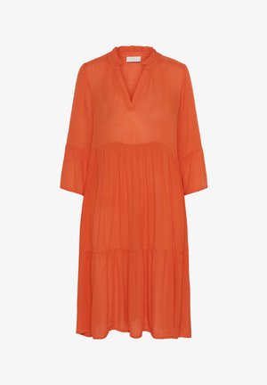 Orange, flydende kjole lavet af letvægtsstof. Har en V-udskæring, trekvartlange ærmer og lagdelt design med plisseringer.