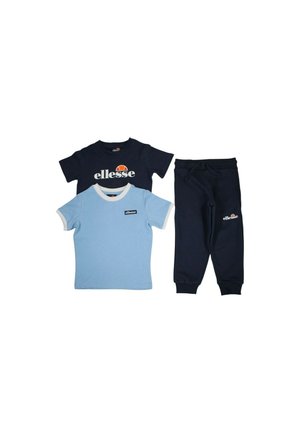 Deux t-shirts pour garçons, un bleu marine avec le logo blanc « ellesse », un bleu clair avec bord blanc et petit patch « ellesse », associés à un pantalon de survêtement bleu marine avec logo.