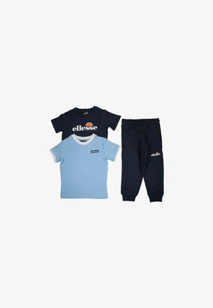 Deux t-shirts pour garçons, un bleu marine avec le logo blanc « ellesse », un bleu clair avec bord blanc et petit patch « ellesse », associés à un pantalon de survêtement bleu marine avec logo.