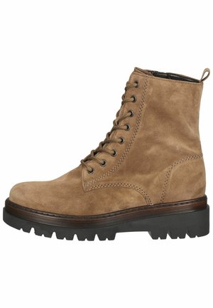 Botín de ante marrón hasta el tobillo con cordones en la parte frontal, puntera redonda y suela de goma resistente. Presenta detalles de costura y una textura suave.