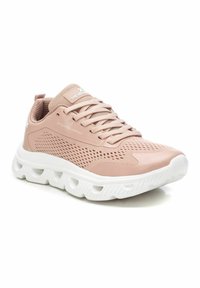 Zapatilla deportiva de malla rosa con suela de goma blanca, que presenta una parte superior transpirable, puntera redonda y cordones gruesos para mayor soporte.