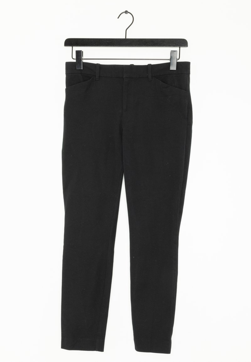 Svart, smal passform byxor gjorda av ett slätt tyg, med framfickor och midjeband med bälteshällor, hängande på en svart galge.