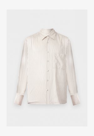 Fehér, hosszú ujjú gombolós ing vékony fekete, függőleges csíkokkal, hegyes gallérral, mellzsebbel és gombos mandzsettával.