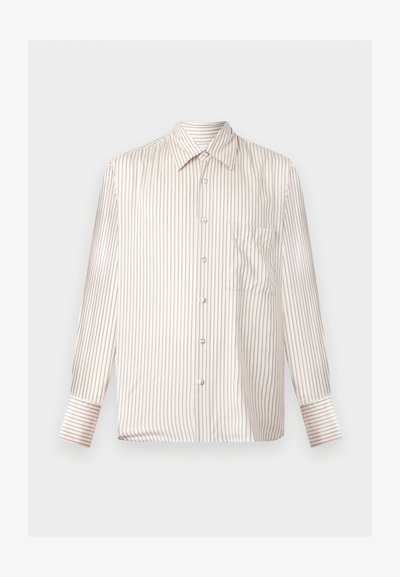 Λευκό πουκάμισο με μακριά μανίκια, λεπτές κάθετες μαύρες ρίγες, μυτερό γιακά, τσέπη στο στήθος και μανσέτες με κουμπιά.