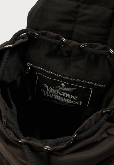 Εσωτερικό μαύρης υφασμάτινης τσάντας με τσέπη με φερμουάρ και ετικέτα με το λογότυπο. Διαθέτει κρίκους και πλεγμένο κορδόνι με κλείσιμο. Ομαλή υφή σε όλο το εσωτερικό.