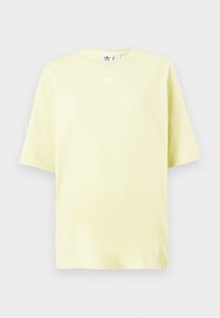 Světle žluté tričko Adidas s krátkými rukávy a malým bílým logem trefoil ve středu poblíž výstřihu.