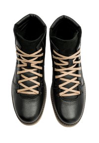 Czarne skórzane buty wysokie typu high-top z teksturowanym wykończeniem, z beżowymi sznurówkami, okrągłym noskiem i gładką gumową podeszwą.