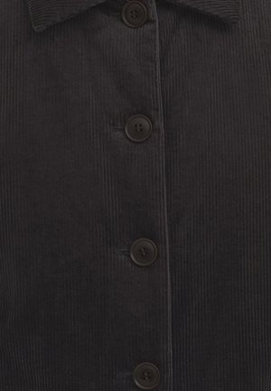 Chemise en velours côtelé foncé avec un tissu texturé à côtes verticales étroites, fermeture à boutons sur le devant et boutons ronds marron.